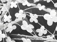 Zarter Tüll bestickt mit Blumen - Weiß 